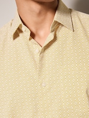 Yellow Diamond Geometric Easy Iron With Button Down Collar Short Sleeve Oxford Shirt - Image 4 of 9