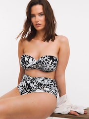 Top de bikini de palabra de honor con aros y detalle retorcido en la parte delantera Magisculpt de Simply Be - Imagen 1 de 4