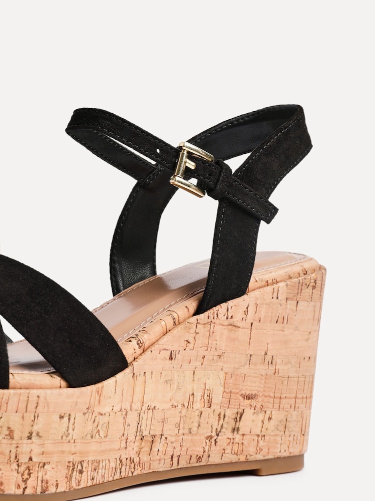 Schwarz - Linzi Vivid Cork Wedge Sandals With Crossover Straps - Bild 5 von 5 Schwarz - Linzi Vivid Cork Wedge Sandals With Crossover Straps - Bild 5 von 5