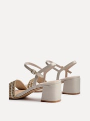 Blanco roto - Sandalias de tacón con ribete de strass tejidas Indie de Linzi - Imagen 4 de 5