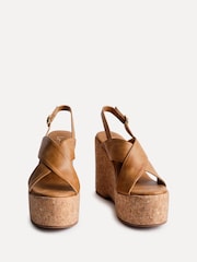 بني - Linzi Santana Crossover Front Strap High Wedge - صورة 3 من 5