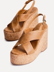 بني - Linzi Santana Crossover Front Strap High Wedge - صورة 5 من 5
