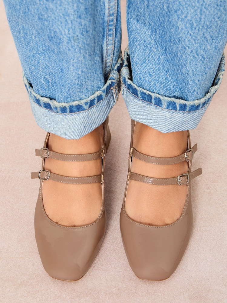 Neutrale Farbe - Friends Like These – Mary-Jane-Halbschuhe mit niedrigem Blockabsatz und doppeltem Riemen - Bild 2 von 5 Neutrale Farbe - Friends Like These – Mary-Jane-Halbschuhe mit niedrigem Blockabsatz und doppeltem Riemen - Bild 2 von 5