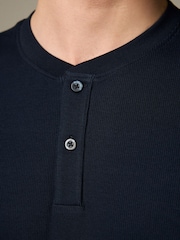 Bleu marine - T-shirt texturé côtelé à col grand-père - Image 6 de 9