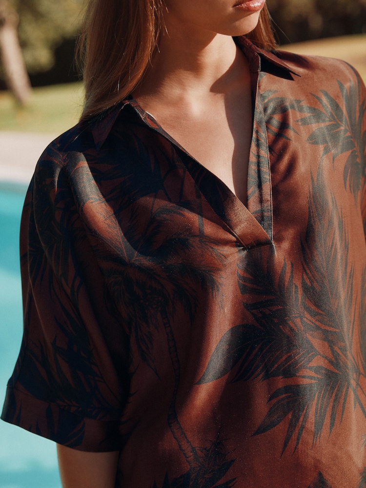 Imprimé palmiers Marron/bleu marine - Chemise en satin à col en V - Image 3 of 9