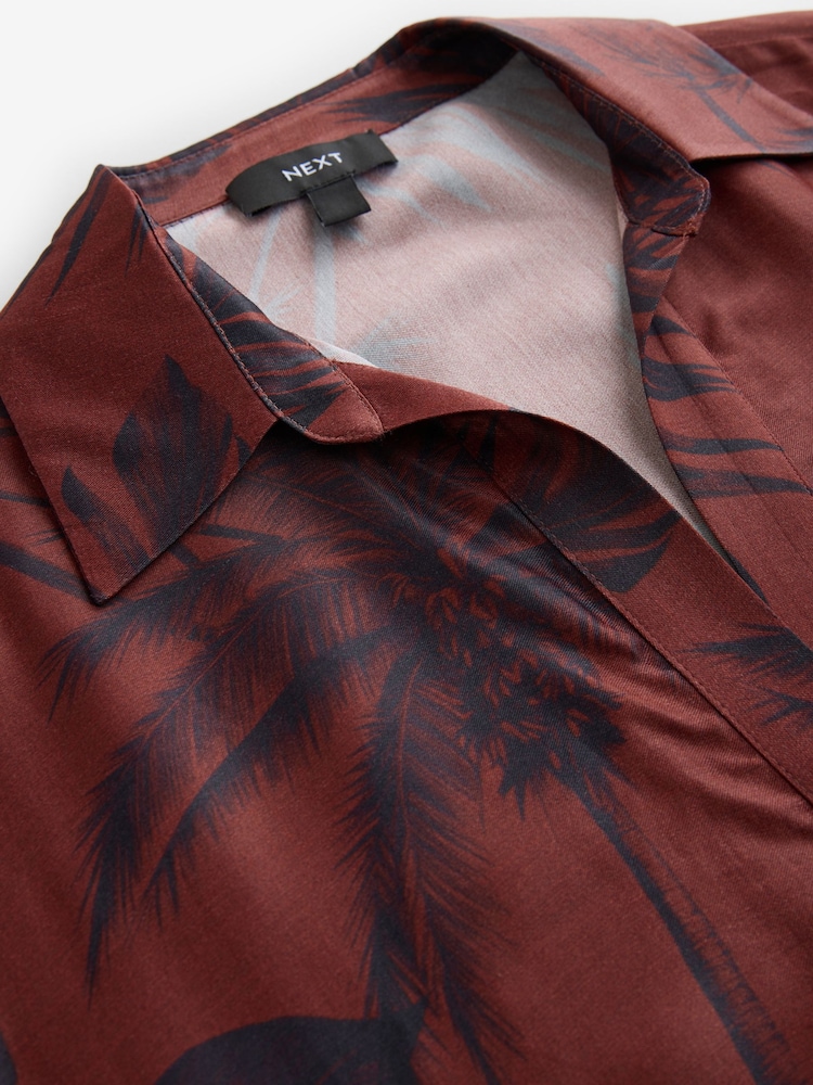 Imprimé palmiers Marron/bleu marine - Chemise en satin à col en V - Image 8 of 9