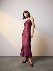 Burgunderrot - Midi Satin Slip Dress mit Wasserfallausschnitt, Riemchen und Bindung am Rücken. - Bild 1 von 7