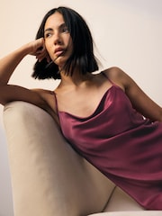 Burgunderrot - Midi Satin Slip Dress mit Wasserfallausschnitt, Riemchen und Bindung am Rücken. - Bild 2 von 7