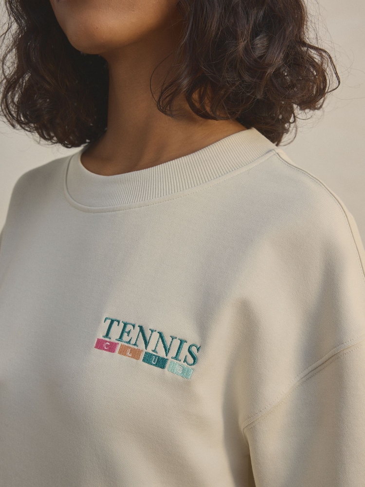 Gráfico de tenis en blanco crudo - Vestido a media pierna de manga corta con cuello redondo de punto y gráfico en la espalda - Imagen 5 de 5 Gráfico de tenis en blanco crudo - Vestido a media pierna de manga corta con cuello redondo de punto y gráfico en la espalda - Imagen 5 de 5