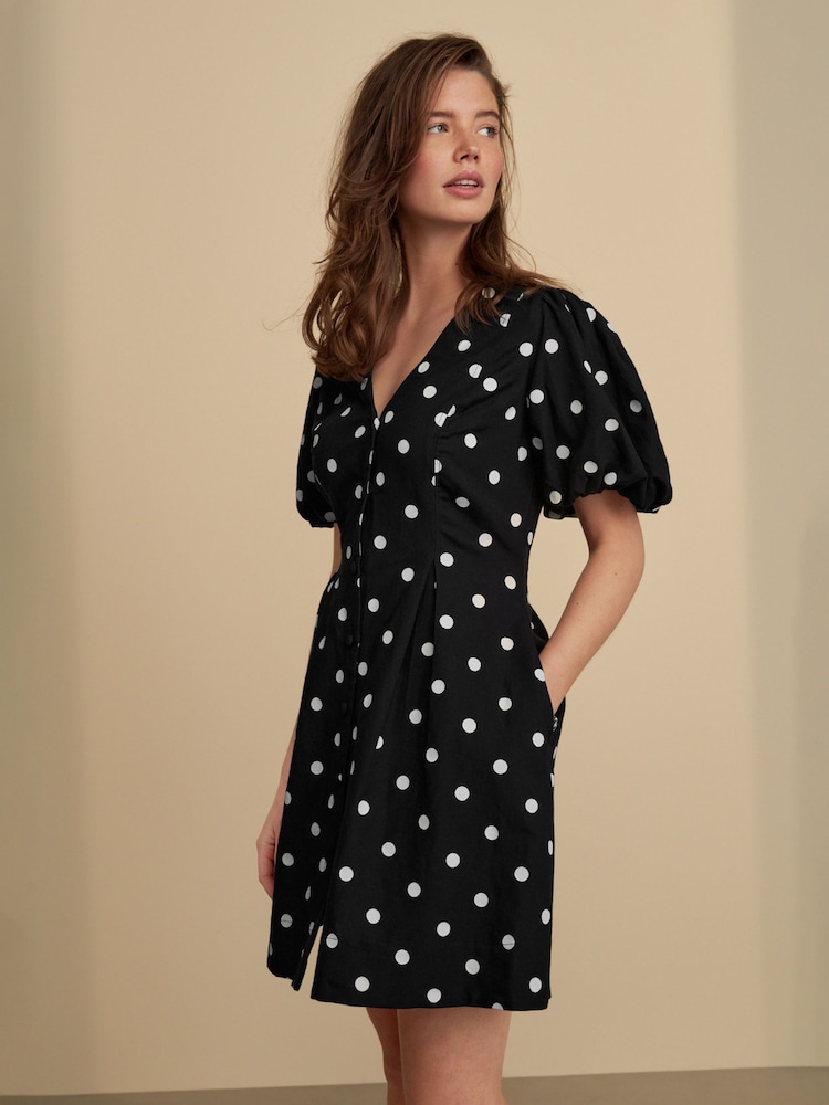 Schwarz gepunktet - Minikleid mit V-Ausschnitt, Puffärmeln und Leinenanteil - Bild 1 von 7 Schwarz gepunktet - Minikleid mit V-Ausschnitt, Puffärmeln und Leinenanteil - Bild 1 von 7