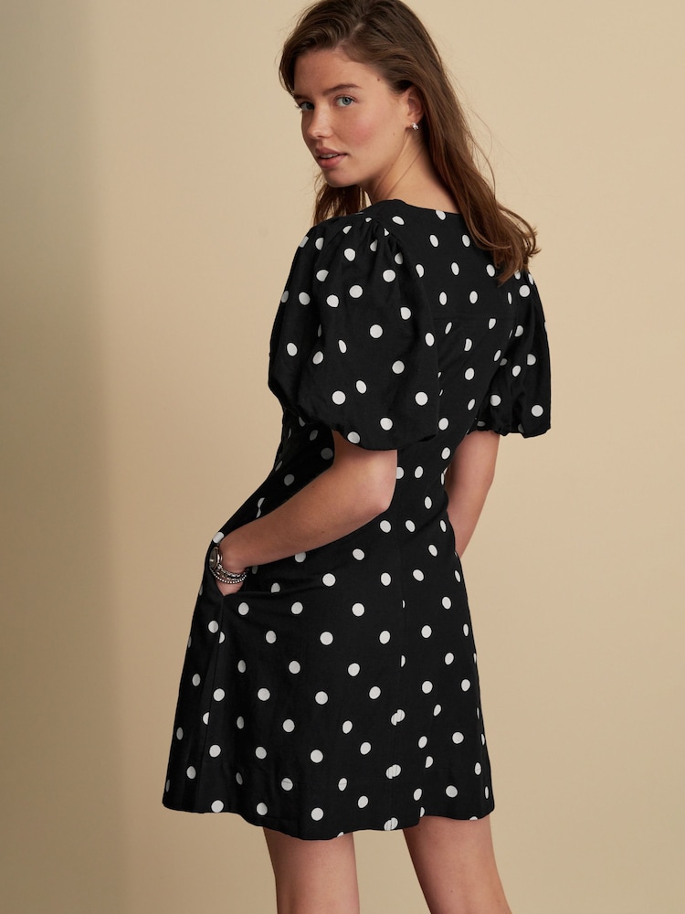 Schwarz gepunktet - Minikleid mit V-Ausschnitt, Puffärmeln und Leinenanteil - Bild 2 von 7 Schwarz gepunktet - Minikleid mit V-Ausschnitt, Puffärmeln und Leinenanteil - Bild 2 von 7