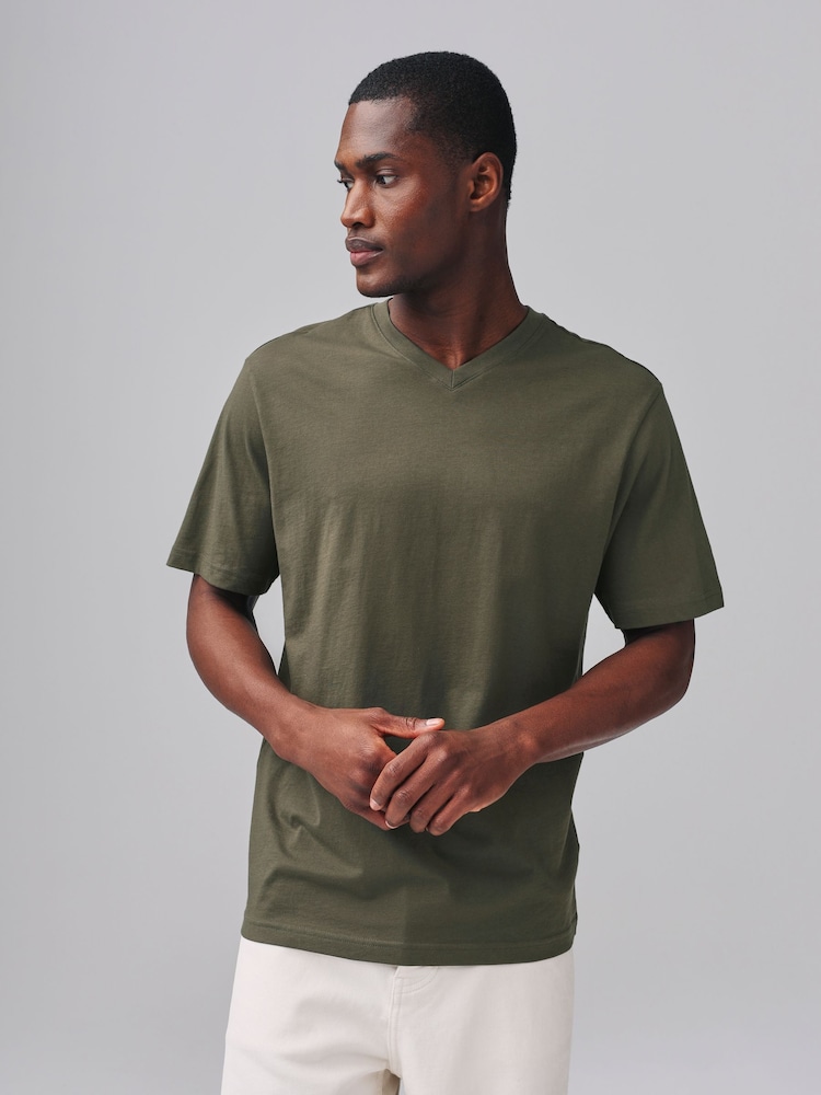 Grün/Khaki - Reguläre Passform - Essential T-Shirt mit V-Ausschnitt - Bild 1 von 7 Grün/Khaki - Reguläre Passform - Essential T-Shirt mit V-Ausschnitt - Bild 1 von 7