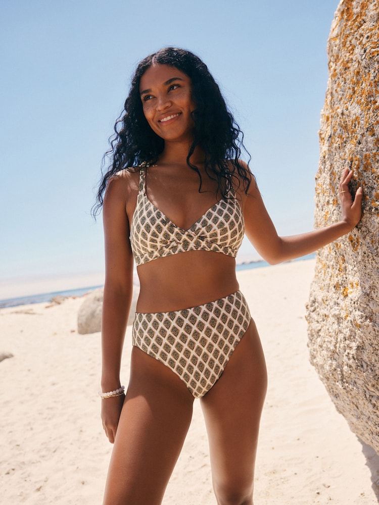 Khakigrün/Cream Folien-Holzschnitt - Triangel-Bikini aus Makramee - Bild 2 von 8 Khakigrün/Cream Folien-Holzschnitt - Triangel-Bikini aus Makramee - Bild 2 von 8