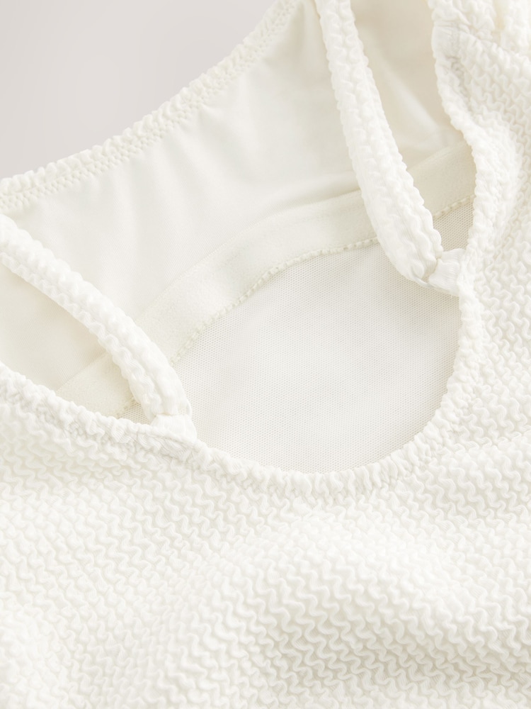 Ecru Crinkle - self. Bauchformender Badeanzug mit hohem Beinausschnitt und tiefem Ausschnitt - Bild 9 von 9 Ecru Crinkle - self. Bauchformender Badeanzug mit hohem Beinausschnitt und tiefem Ausschnitt - Bild 9 von 9