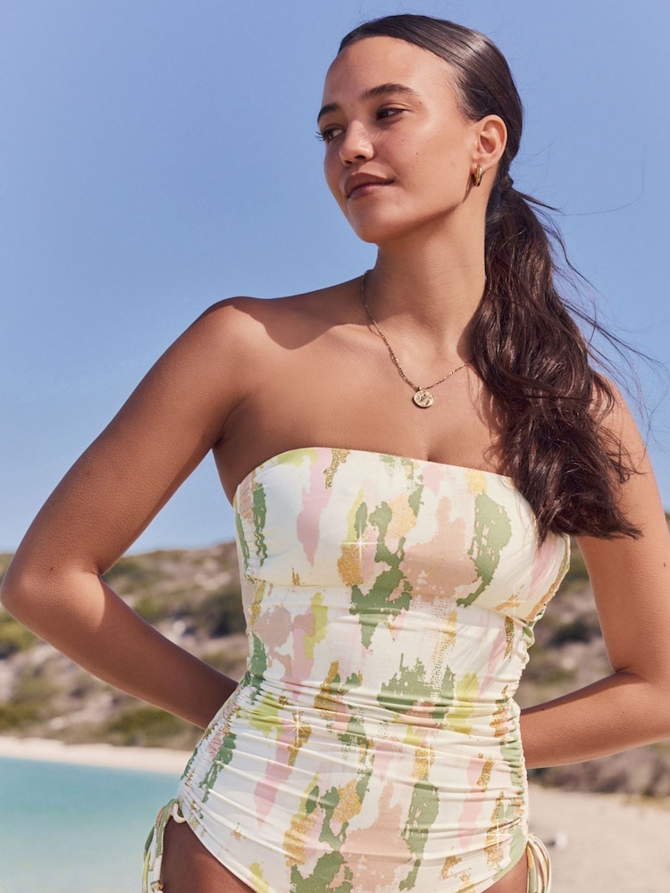 Cream/Khaki/Goldfolie, Abstrakt - Figurformender Bandeau-Badeanzug mit Raffung am Bein - Bild 1 von 8 Cream/Khaki/Goldfolie, Abstrakt - Figurformender Bandeau-Badeanzug mit Raffung am Bein - Bild 1 von 8