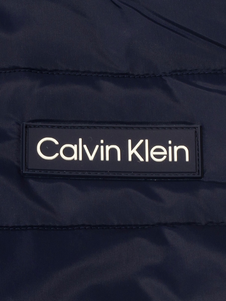 أزرق - جيليه بسحّاب كامل بتصميم مختلط Baylor Creek من Calvin Klein Golf - صورة 9 من 9 أزرق - جيليه بسحّاب كامل بتصميم مختلط Baylor Creek من Calvin Klein Golf - صورة 9 من 9