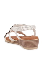 Pavers de cunha com detalhes em Sandals - Imagem 3 de 5