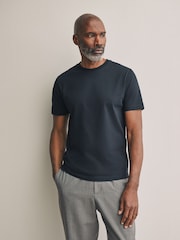 Черный - Зауженный крой - Футболка Regular Fit Signature SUPIMA ® из хлопка с круглым вырезом - Image 3 of 6
