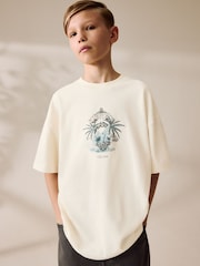 Crema con estampado trasero de palmera - Camiseta holgada de manga corta con estampado gráfico (3-16 años) - Imagen 2 de 7