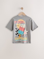 Gris con estampado de verano en la espalda - Camiseta holgada de manga corta con estampado gráfico (3-16 años) - Imagen 2 de 4