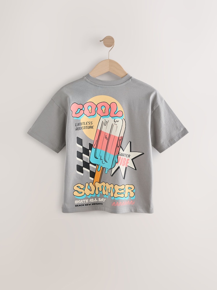 Gris con estampado de verano en la espalda - Camiseta holgada de manga corta con estampado gráfico (3-16 años) - Imagen 2 de 4