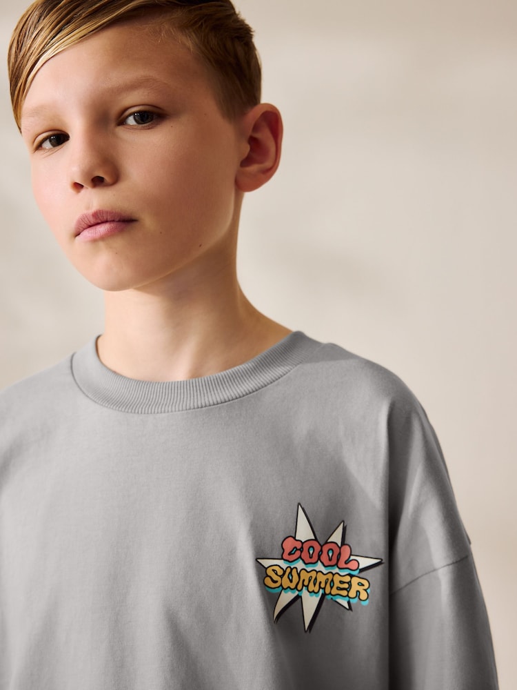 Gris con estampado de verano en la espalda - Camiseta holgada de manga corta con estampado gráfico (3-16 años) - Imagen 4 de 4