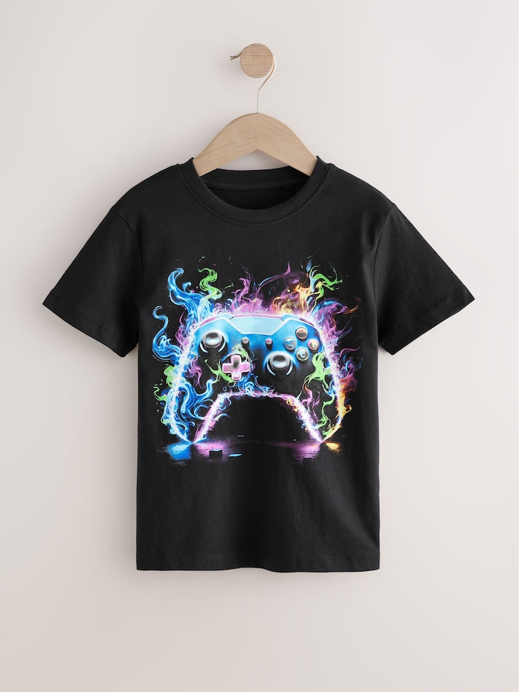 Black/Multi Controller - Camiseta de corte estándar y manga corta con estampado integral (3-16 años) - Imagen 1 de 4 Black/Multi Controller - Camiseta de corte estándar y manga corta con estampado integral (3-16 años) - Imagen 1 de 4
