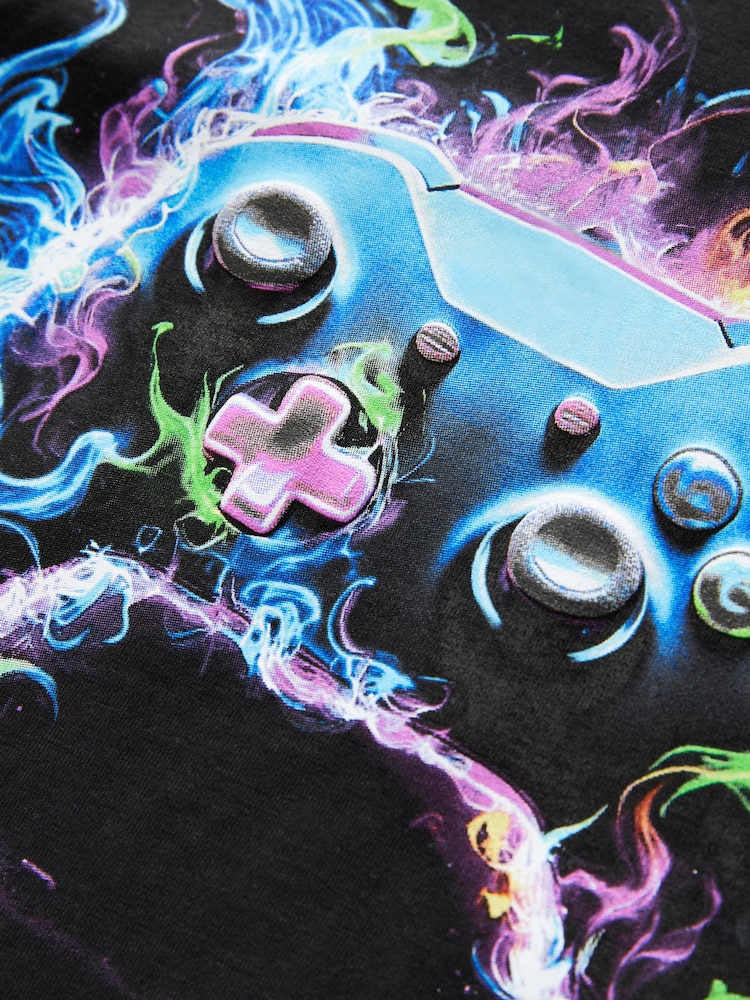 Black/Multi Controller - Camiseta de corte estándar y manga corta con estampado integral (3-16 años) - Imagen 4 de 4 Black/Multi Controller - Camiseta de corte estándar y manga corta con estampado integral (3-16 años) - Imagen 4 de 4