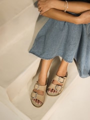 Camurça neutra - Forever Comfort® Double Strap Footbed Sandals - Imagem 2 de 8