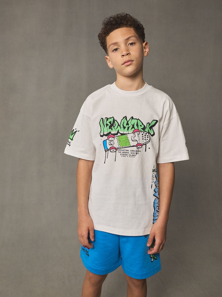 Weiß/Blau Graffiti - T-Shirt und Shorts im Set in Relaxed Fit (3–16 J.) - Bild 1 von 11 Weiß/Blau Graffiti - T-Shirt und Shorts im Set in Relaxed Fit (3–16 J.) - Bild 1 von 11
