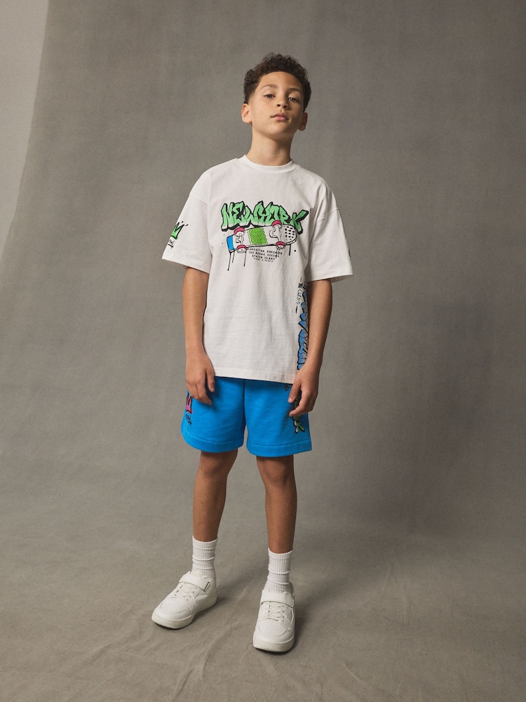 Weiß/Blau Graffiti - T-Shirt und Shorts im Set in Relaxed Fit (3–16 J.) - Bild 2 von 11 Weiß/Blau Graffiti - T-Shirt und Shorts im Set in Relaxed Fit (3–16 J.) - Bild 2 von 11