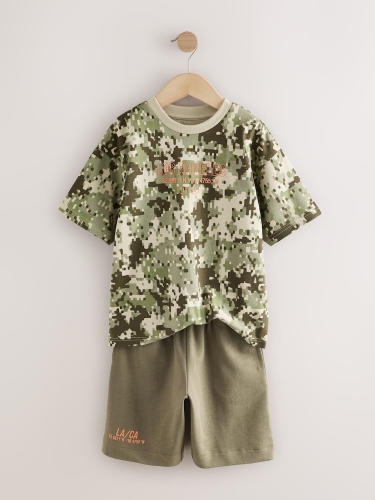 Tarnmuster, Grün - T-Shirt und Shorts im Set in Relaxed Fit (3–16 J.) - Bild 2 von 5 Tarnmuster, Grün - T-Shirt und Shorts im Set in Relaxed Fit (3–16 J.) - Bild 2 von 5