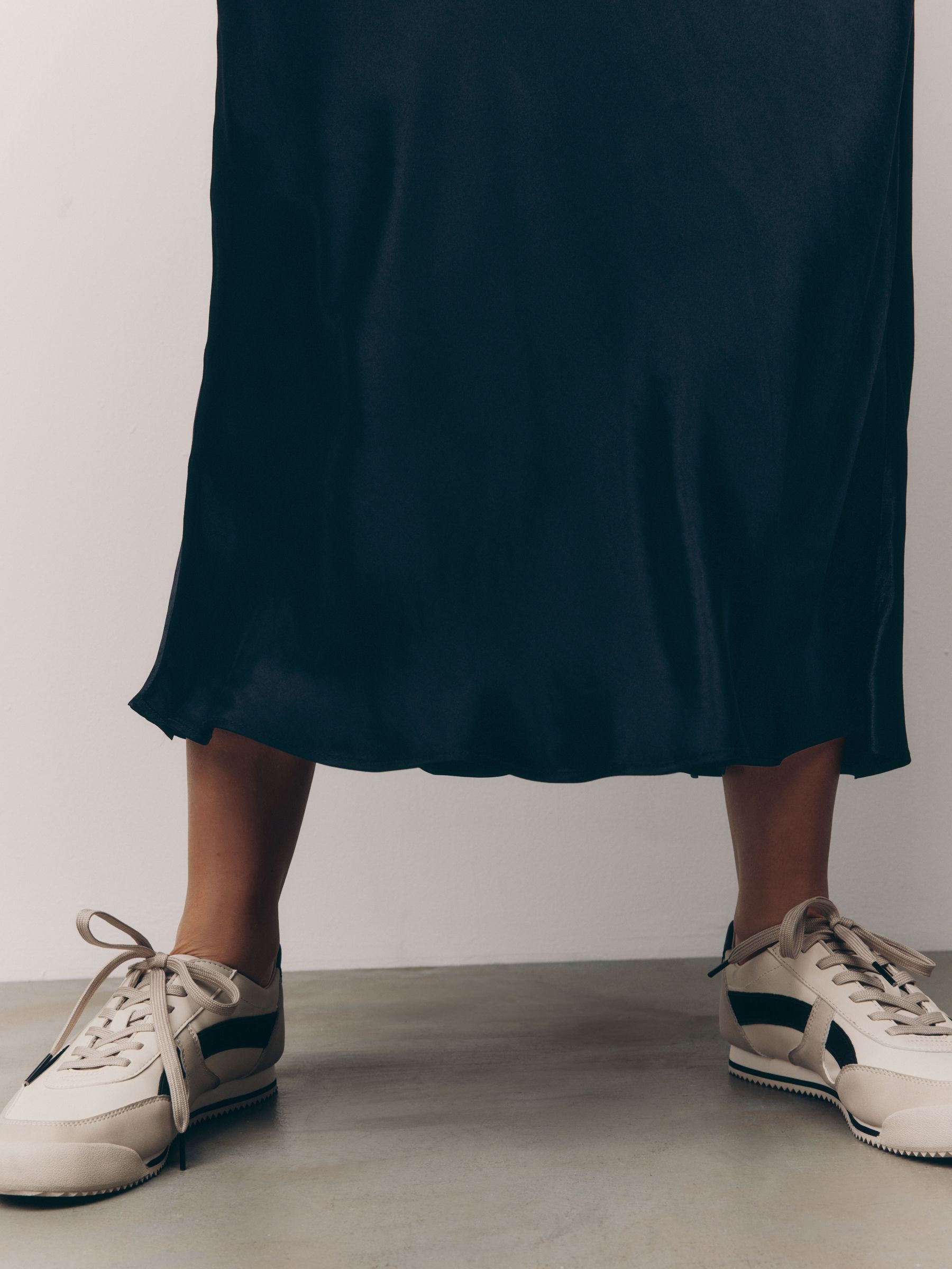 【AAKE】STIN ZIPPER MIDI SK Midi skirt in a slim fit - Black | SCAYLE