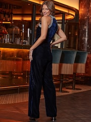 Mono de terciopelo con cuello halter y detalles de strass de Sosandar - Imagen 3 de 5