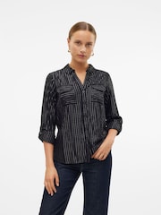 قميص بكُم طويل مزيّن بخطوط لامعة من VERO MODA - صورة 2 من 7