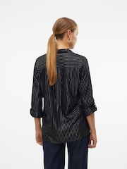 قميص بكُم طويل مزيّن بخطوط لامعة من VERO MODA - صورة 3 من 7