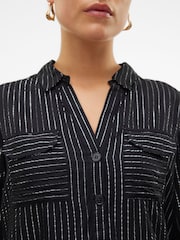 قميص بكُم طويل مزيّن بخطوط لامعة من VERO MODA - صورة 6 من 7