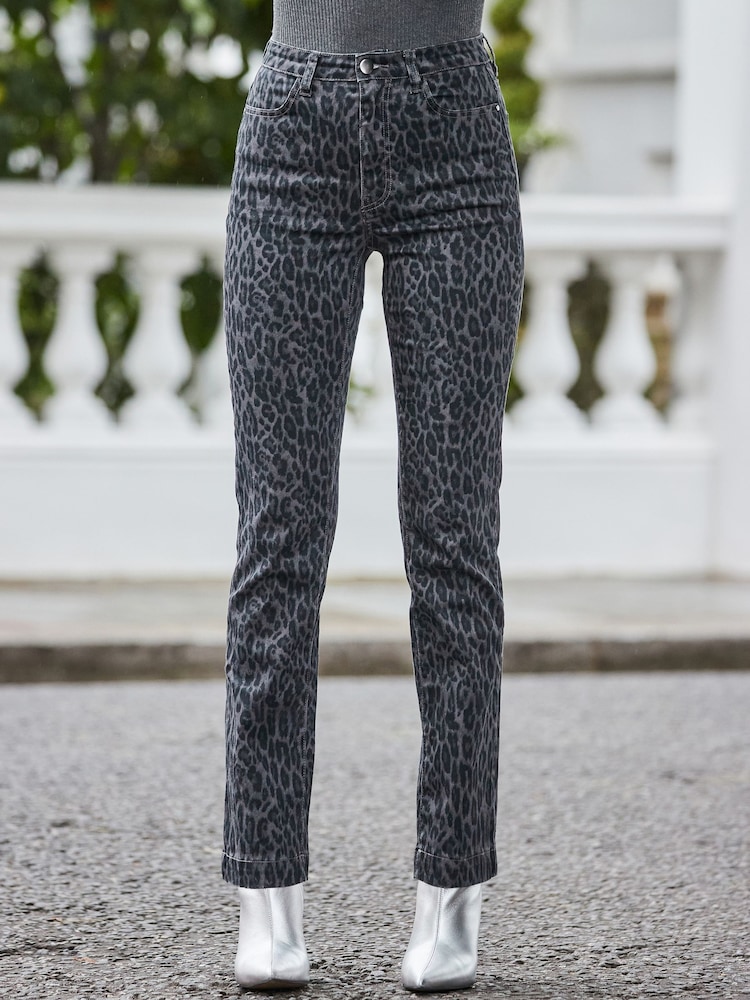 siva - Sosandar Leopard potisk; vzorec v ravnem kroju; z ravnimi hlačnicami Jeans - Slika 2 iz 5 siva - Sosandar Leopard potisk; vzorec v ravnem kroju; z ravnimi hlačnicami Jeans - Slika 2 iz 5