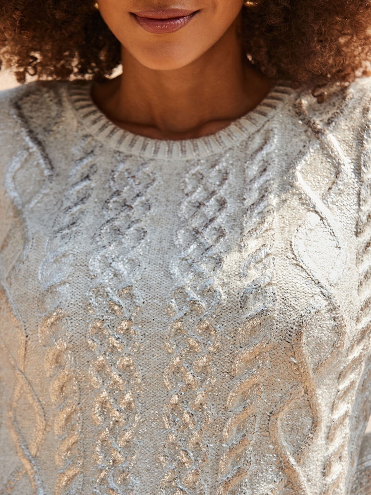 Kaufen Sie Sosandar Metallic-Strickpullover mit Zopfmuster bei