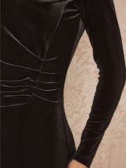 Yumi Black Velvet V-Neck Fitted Ruched Midi Dress - Image 4 of 5