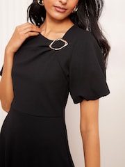 Schwarz - Friends Like These – Kurzarm-Kleid mit Schnallendetail und Tailored-Fit - Image 2 of 4