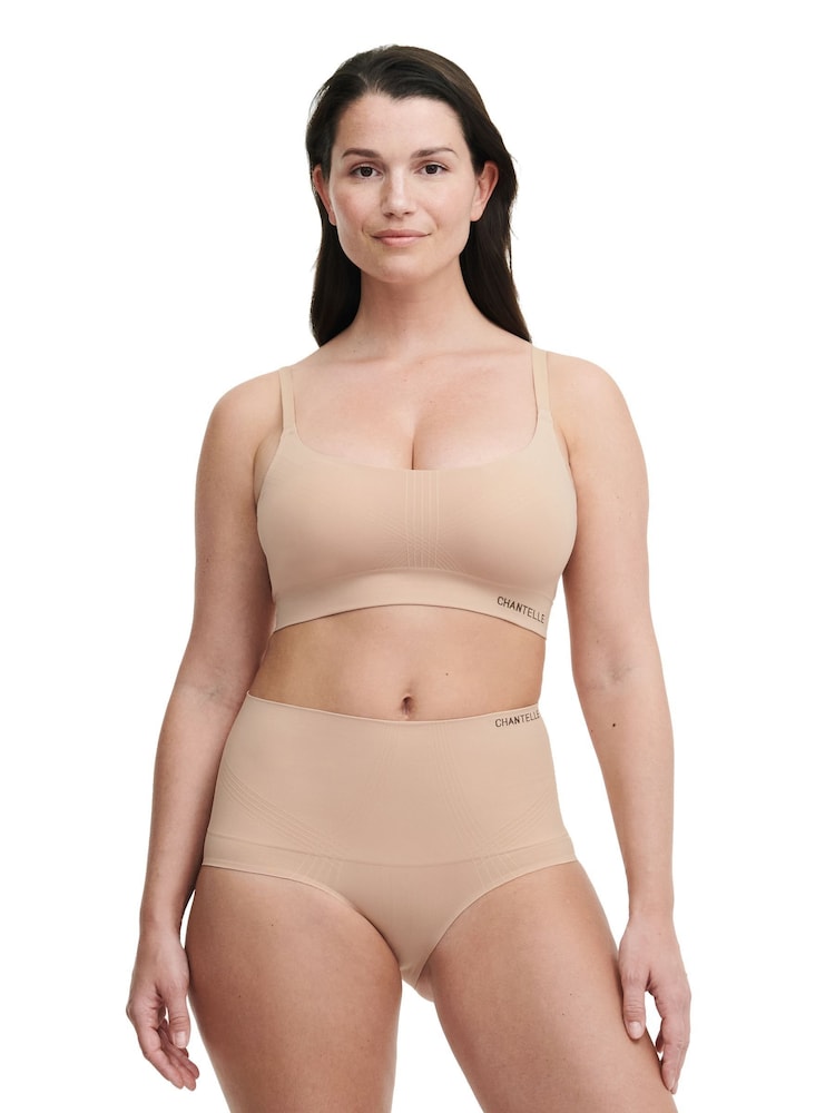 Nude - Chantelle Smooth Comfort Non Wired Bralette with Removable Pads and Adjustable Back - Imagen 4 de 4 Nude - Chantelle Smooth Comfort Non Wired Bralette with Removable Pads and Adjustable Back - Imagen 4 de 4