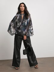Joanna Hope Schlüsselloch-Faltenbluse in Schwarz - Bild 3 von 4