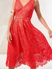 Rojo - Lipsy Premium Lace V-Neck Prom Midi Dress - Imagen 2 de 4