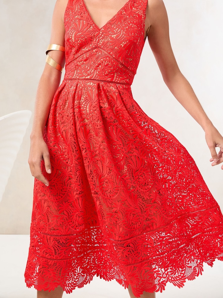 Rojo - Lipsy Premium Lace V-Neck Prom Midi Dress - Imagen 2 de 4