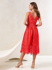 Rojo - Lipsy Premium Lace V-Neck Prom Midi Dress - Imagen 4 de 4