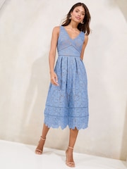 Azul - Lipsy Premium Lace V-Neck Prom Midi Dress - Imagen 3 de 4