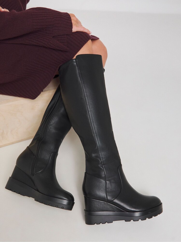 Simply Be Stretch Knee High Wedge Boots With Small Stud Detailing In Wide Fit - Bild 1 von 4 Simply Be Stretch Knee High Wedge Boots With Small Stud Detailing In Wide Fit - Bild 1 von 4