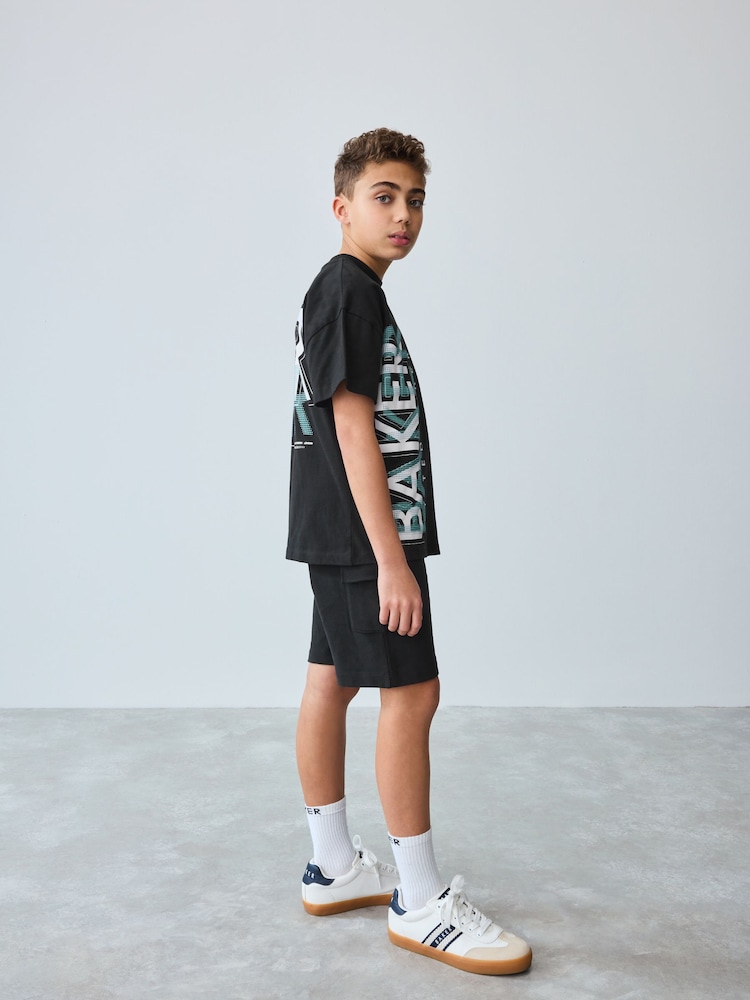 Schwarz - Baker by Ted Baker Graphic T-Shirt and Cargo Shorts Set - Bild 1 von 13 Schwarz - Baker by Ted Baker Graphic T-Shirt and Cargo Shorts Set - Bild 1 von 13