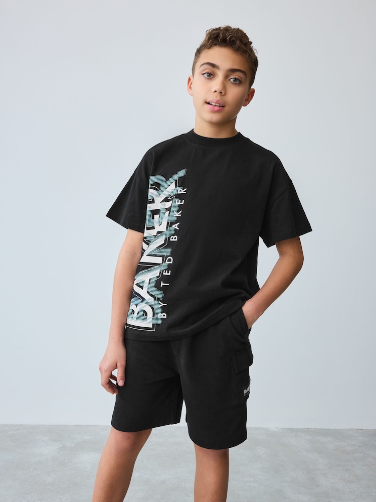 Schwarz - Baker by Ted Baker Graphic T-Shirt and Cargo Shorts Set - Bild 2 von 13 Schwarz - Baker by Ted Baker Graphic T-Shirt and Cargo Shorts Set - Bild 2 von 13